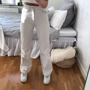 Zara jeans i storlek 34, naturfärg. Säljer då de blivit för små för mig. I längden passar de fortfarande för mig som är 173,5 cm ish. Köparen står för frakt!💓