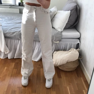 Zara jeans wide leg - Zara jeans i storlek 34, naturfärg. Säljer då de blivit för små för mig. I längden passar de fortfarande för mig som är 173,5 cm ish. Köparen står för frakt!💓