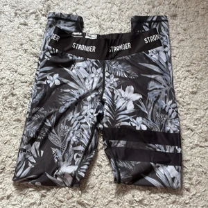 Stronger - Säljer nu dessa super fina stronger byxor som använts fåtal gånger. Ser inte ut att finnas i shoppen längre. Org pris 699kr säljer för 450kr 💗