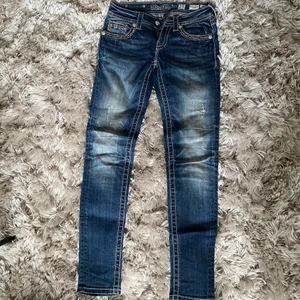 Miss me jeans - Miss me jeans som är köpta för några år sedan på Milk & Honey i Gbg, väldigt bra skick. Strl 25 i midjan. Lite slitningar på ena benet vid knät för detalj. 