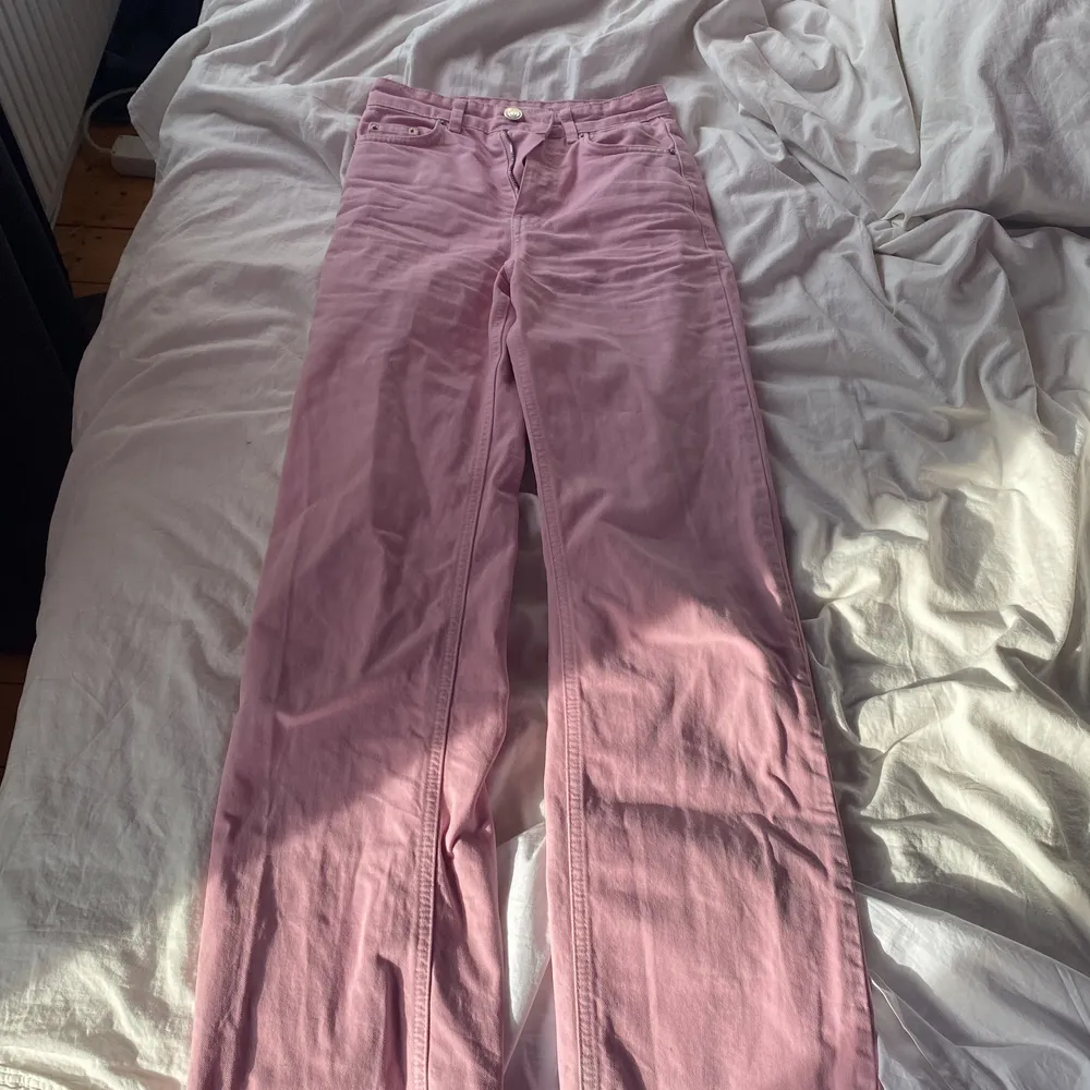 Säljer ett par rosa byxor från Ginatricot i storlek 30, det är lite smutsigt längst ner på byxorna som inte går bort eller jag har försökt. Jeans & Byxor.