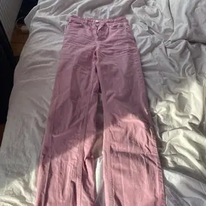 Säljer ett par rosa byxor från Ginatricot i storlek 30, det är lite smutsigt längst ner på byxorna som inte går bort eller jag har försökt