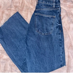 ZARA jeans - Ett par fina jeans från ZARA som tyvärr är för långa för mig. De sitter tajt runt midjan och rumpan men blir mer baggy därefter. Skulle säga att byxorna passar bra i längden för de som 164-170cm (bara använt 1 gång)