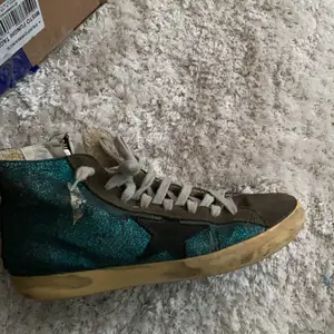 Säljer dessa golden goose som jag aldrig använt, eftersom jag har ett par andra. De är i storlek 37, men passar mig som har storlek 38 i vanliga fall. Vill få de sålda så snabbt som möjligt så in gå ner i pris vid snabb affär💖💖 De är köpte på vestaire collection, så de är använda innan jag fick dom!💛