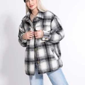 helt ny jacka  - En helt ny rutig jacka/kappa säljes, endast testat (otroligt skön) en gång men för stor för mig & den kommer aldrig till användning. Nypris 400kr, säljes för 200kr, billigare vid snabb affär. ☺️ Djur finns i hemmet. 💖XS/S