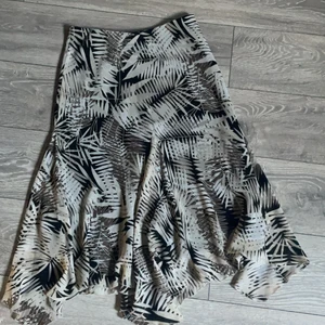 Kjol - Otroligt fin kjol från Kappahl som har volanger nedtill. Inprincip helt ny🤎