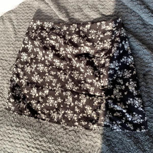 Kjol - Kjol med slit storlek M, 50kr frakt tillkommer!!