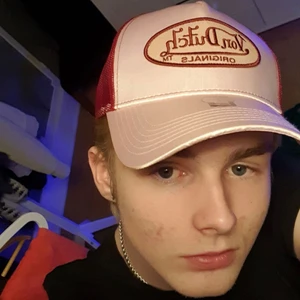 Keps - Von dutch keps passar tjej o kille men tror detta är en "tjej keps" knappt använt då jag använder andra kepsar. Cond 9/10