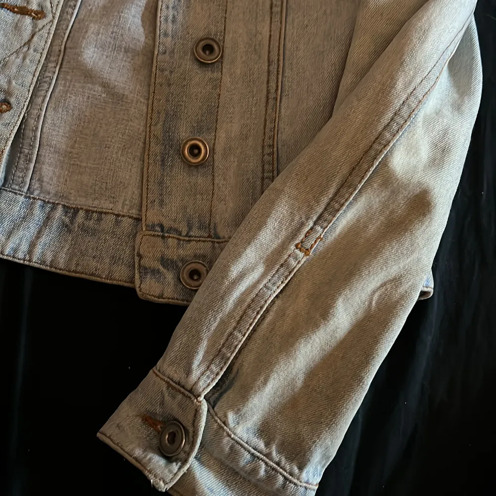 Funderar på att sälja min ljusa jeans jacka. Den har väldigt fin färg och är så fin att ha på sommaren.. Jackor.