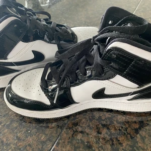 Air Jordan 1 mid black and white - Jag säljer mina Air Jordan 1 mid black and white. Det är endast använda fåtal gånger och i princip som nya. De är storlek 38,5 och i väldigt gott skick. Kan skicka fler bilder om du ör intresserad. Köparen står för frakt kostanden.