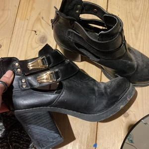 klackskor - Säljer tre par klckarskor med hög klack. De första är storlek 37 det som är på innersulan har gått av lite lätt men går säkert att limma fast om man vill, andra 38 1/2, tredje är 38. Köparen står för frakten.