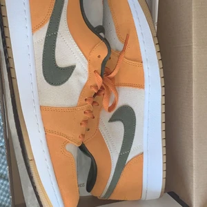 Air Jordan 1 low se pris 1500 - Helt nya oanvända till salu