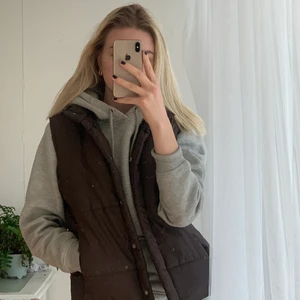 Brun väst - Säljer denna snygga väst som är perfekt nu när det börjar bli varmare! Passar på mig som brukar ha S🌷 100kr + frakt