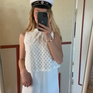 Studentklänning - En såå fin studentklänning, oanvänd med prislapp kvar då jag hittade en annan att ha istället! Köpt för 899kr, kan skicka fler bilder om så önskas. Lite öppen i ryggen vilket är så fint!!