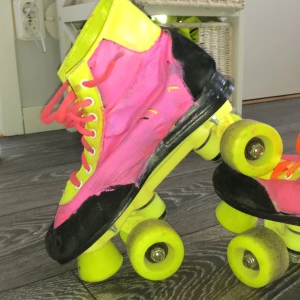 Rullskridskor  - Ett par rullskridskor  Försmå för mig så kan ny använda dom längre Rullar bra
