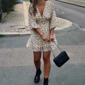 Klänning med stjärnor stl 36  - Suuuperfin klänning som inte kommer till användning längre. Beige med svarta stjärnor, strl 36.✨ från Loavies   Köparen står för frakt 