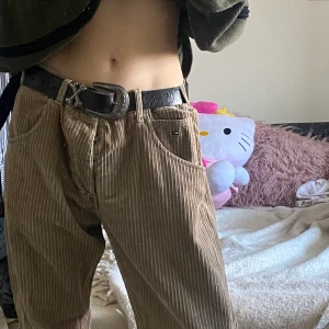 tommy hilfiger(?) byxor  - stiliga pappabyxor för din everyday outfit ~ köpta på beyond retro ( är inte helt säker på att de är äkta)