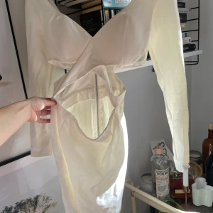 Vit Cut Out klänning Glamorous - Storlek S från Glamorous med cut outs vid sidorna. Dragkedja i ryggen. Vadderade kupor. Tyvärr för liten för mig över bysten och säljes därför. Använd vid något enstaka tillfälle. Bra skick!