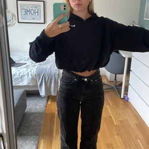 Svart nikehoodie - En cropped svart hoodie från Nike. Jättevolymer tryck på ryggen. Tröjan har en dragsko i midjan så går att göra större eller mindre.  Orginalpris: liknande tröjor går för ca 500-600kr