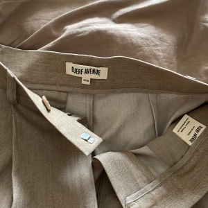 Djerf avenue favorite pants kostymbyxor - Kostymbyxor från Djerf Avenue i färgen Oat  (så fin och annorlunda färg) i storlek XXS säljes pga de är för små för mig. Använda endast en gång så helt i nyskick. 🤍