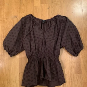 Brun blus - Använd en gång och mycket bra skick