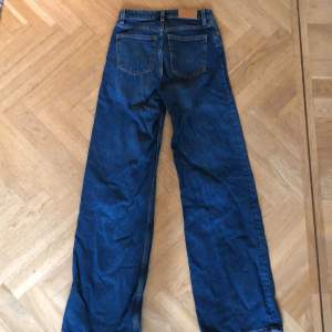 Mörkblå wide leg jeans från Monki i storlek 24. Lång modell. Köpare står för frakt.