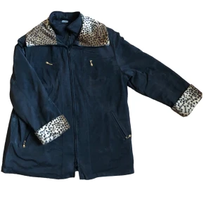 Höstjacka med leopard detaljer  - Jacka i storlek 48. Sitter lite oversize på mig som är S/M. Lite sliten i tyget, säljs därför billigt 