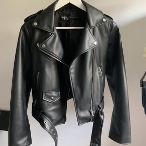 Jacka - Inte säker på om jag ska sälja!!! Fin skinnjacka från Zara i storlek M, på mig är den lite oversized då jag i vanliga fall har S. 200kr plus frakt.