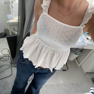 vit topp - Snygg vit topp med öppen rygg, bra skick, strl M. 💓köparen står för frakten 