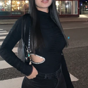 I am gia tröja - Turtle neck med två öppningar på varje sida från I AM GIA