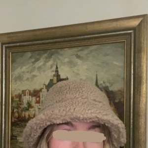 Monki teddy bucket hat 🐑 - Monki Teddy/pile bucket hat i beige. Storlek EUR M. Varm och mysig. Nypris: 340 kr.