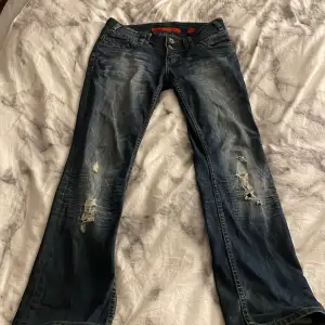 Skit snygga lågmidjade jeans som sitter bootcut och är köpta second hand❤️ skit snygg färg!!! Tryck inte på köp nu skriv till mig om ni är intresserade