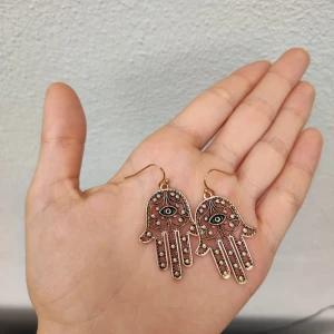 Fatimas hand örhängen - Jättefina fatimas hand örhängen, men jag är inte troende och vet inte betydelsen av tecknet. Därför vill jag sälja vidare örhängena. Om du vill köpa dom så kan du kontakta mig privat❤ FRAKT 12kr