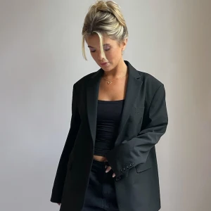 Forever blazer black Djerf Avenue  - Oanvänd Forever blazer i svart från Djerf Avenue. Storlek 2XL  Nypris 1999kr