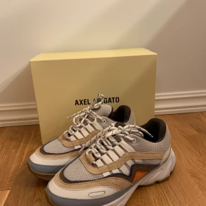 Axel Arigato sneakers  - Jag säljer mina helt oanvända sneackers från Axel Arigato. Modellen heter Demo runner och säljs inte längre. Säljer dom pga att dom är för små. Nypris 2900 kr. Kartong och påse ingår. Det är bara att fråga om fler bilder eller mer information! 😄💞