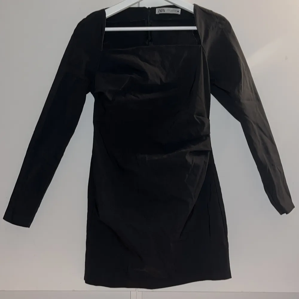 Skitsnygg svart/mörkgrå klänning i ett väldigt stretchigt material från Zara. Storlek M, men skulle säga att den sitter som en XS/S. Lite för kort för mig som är 168, därav säljer. Tvättad 2 ggr. Nypris ca 450 (minns ej helt) Köpt hösten 2021. Mekot.