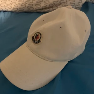 Moncler keps  - Vit moncler keps o bra skick 