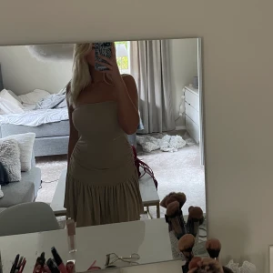 Kläning - Säljer denna superfina Bandeau klänningen från Shein då den aldrig kommer till användning. Aldrig använd💕💕