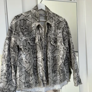 Zara jacka - Säljer den super coola sommar jackan från zara. Den är väl använd men det är inget fel på jackan. Den är hel och ren. 