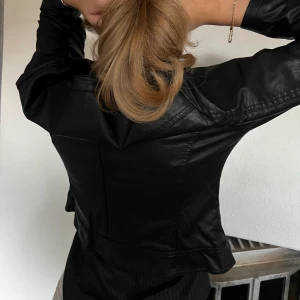 Skinnjacka - Vintage skinnjacka i oanvänt skick! Skönt material med två mindre fickor framtill. Skriv vid önskan om fler bilder ⭐️🍒🖤