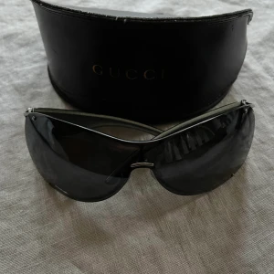 Vintage Gucci solglasögon  - (Sista bilden är inte min)  Köpte dessa solglasögon av Ilona Thörner. Passade inte riktigt min ansiktsform och väljer nu att sälja dom så att dom kommer till användning.  Liten repa på ena glaset men inget som stör.  Säljs i befintligt skick.  