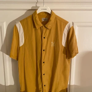 Nudie Jeans, yellow ”Jack Bowling” shirt.  - ”Jack Bowling” shirt in good condition (barely worn”. 100% tencel. Regular relaxed fit.