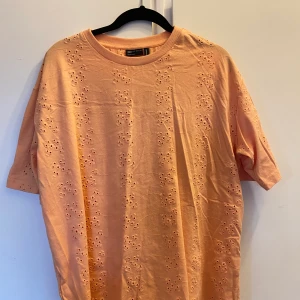 T-shirt  - T-shirt från asos, knappt använd. Strl M😇