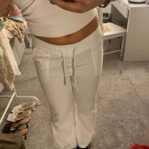 Vita linnebyxor🫶🫶💕 - Skitsnygga Roxy liknande linnebyxor! Knappt använda så i superfint skick💕 storlek Xs/s men rätt stretchiga🫶🫶