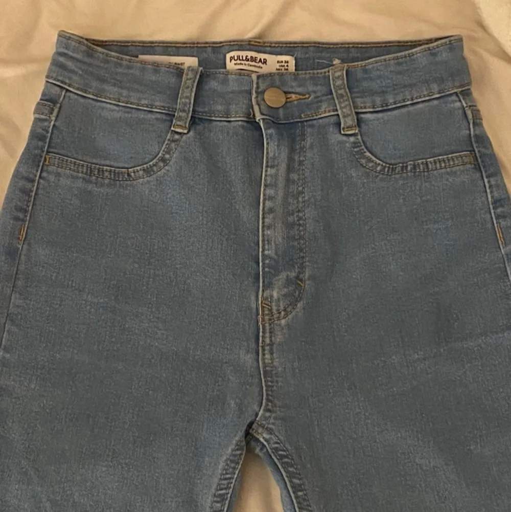 Ett par jeans från pull and bear. Använd inte så många gånger. (Står inte för postens slarv)🤍. Jeans & Byxor.
