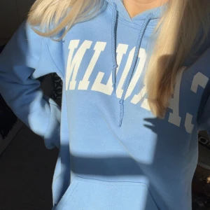 Blå hoddie  - Skit snygg hoddie som är jätte fin blå, den ser inte ut som på sista bilden!! Den är lite nopprig vid handlederna å lite på fickan men inget man tänker på. Passar xs/s, kan frakta å skicka bättre bilder💗
