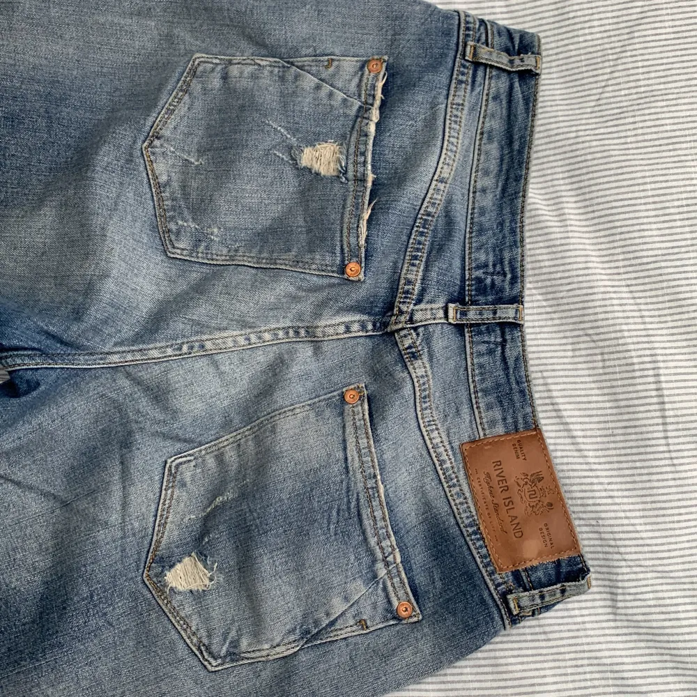 Jeans i söndrig stil från River Island i storlek 12. Skulle säga att dom är med midwaist och en rakare modell. 12 = storlek 40.. Jeans & Byxor.