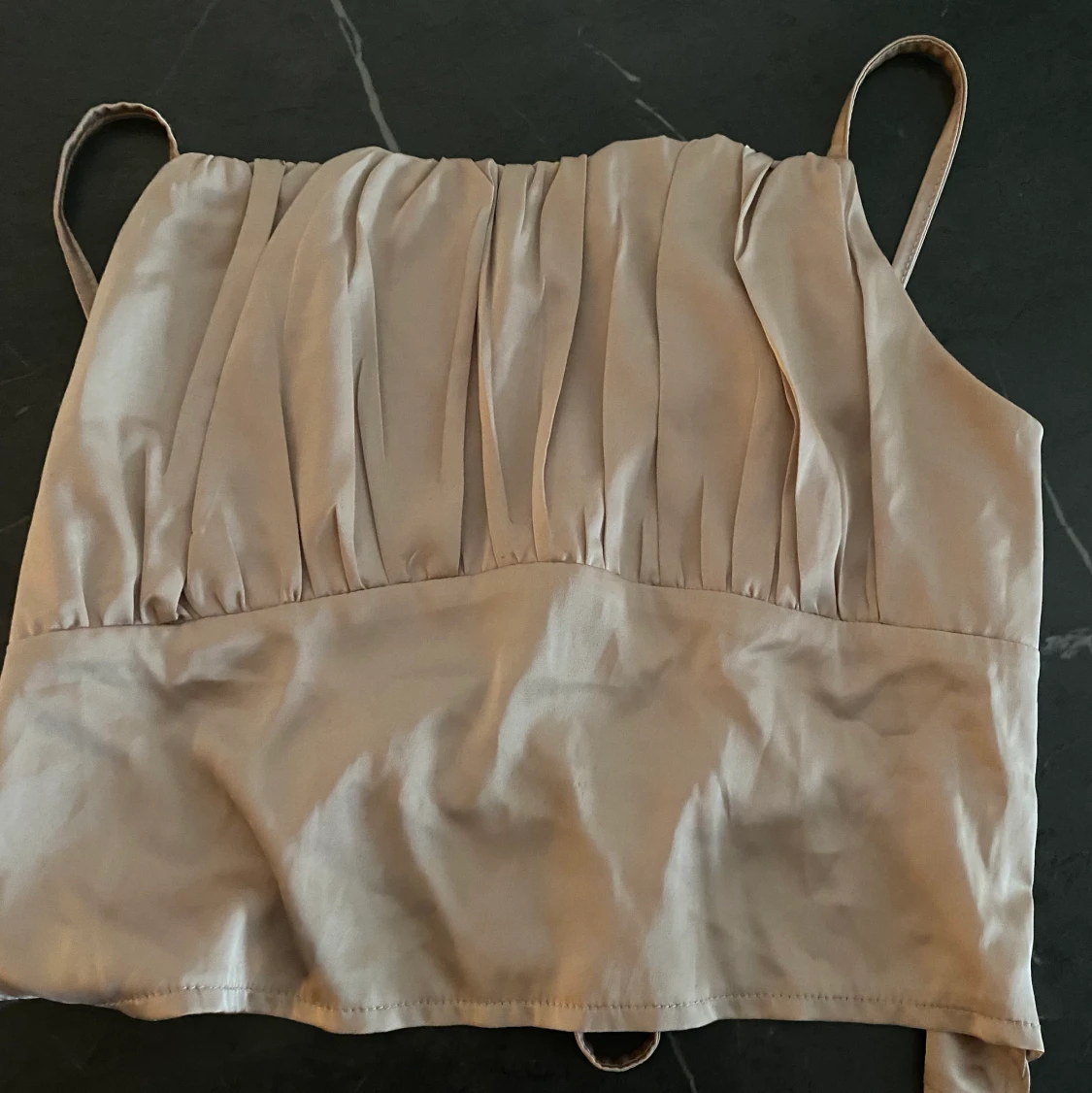 Beige festtopp i glatt tunt material från Shein. Strl. S/36 - 91