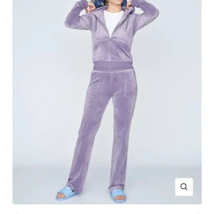 Juicy couture  - INTRESSEKONTROLL!! Har tänkt att sälja mina lila juicy couture byxor i storlek xs❤️‍🔥älskar dem men tröttnat på färgen. Köpte dem för ungefär en månad sen så inga defekter eller nånting. Köparen står för frakt! Lägg ett bud privat om ni är intresserade❤️