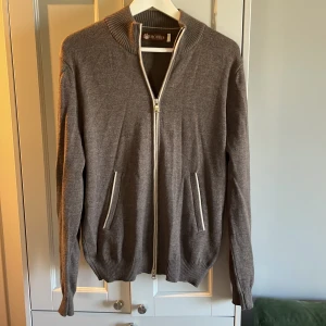 Morris heritage full zip - Riktigt snygg fullzip tröja från morris heritage en otroligt fin serie gjord av morris helt utan märke. Ord pris 3000 Skick: 9/10
